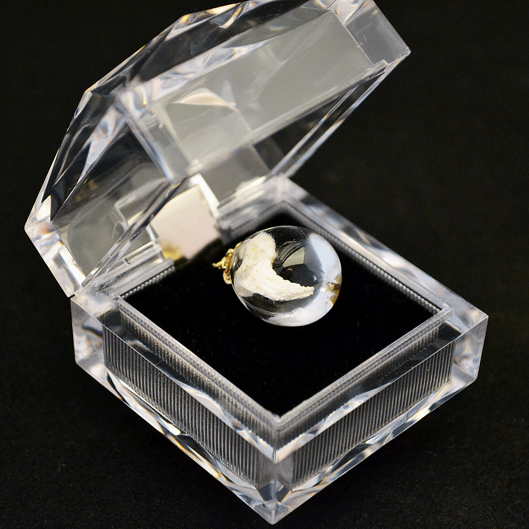 <span style="border-bottom: solid 1px #808080">透明な、<br><br class="visible-xs">涙の雫で包む想い。</span>