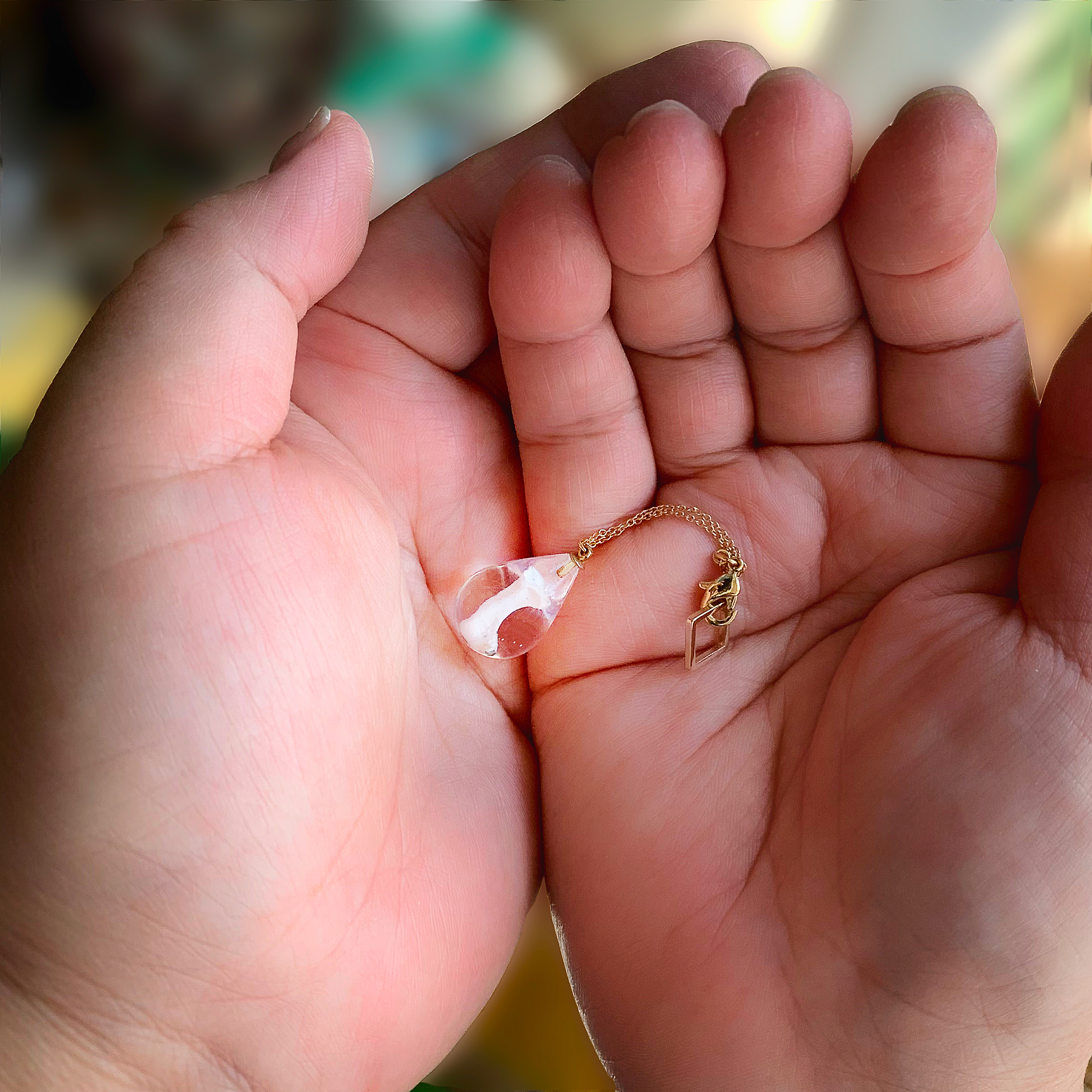 <span style="border-bottom: solid 1px #808080">美しい、<br><br class="visible-xs">あの子の形見。</span>