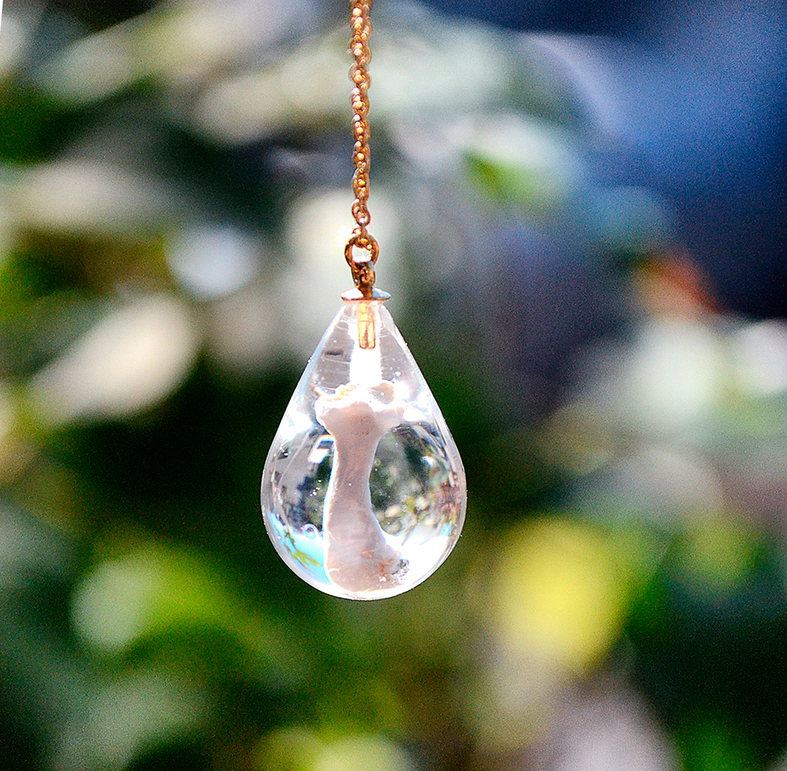 <span style="border-bottom: solid 1px #808080">生まれ変わる卵…<br><br class="visible-xs">の形にしました。</span>